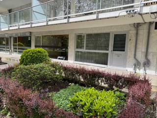 Leuk gelijkvloers appartement met 1 slaapkamer gelegen vlakbij het Rivierenhof.Indeling: leefruimte (salon + eetkamer) met veel lichtinval, open...