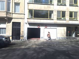 Goed gelegen ONDERGRONDSE GARAGEBOX/OPSLAGRUIMTE (BOX 1). Zeer ruime garagebox/opslagruimte van +/- 36m² in het ondergronds garagecomplex van de...