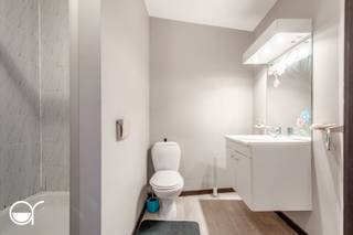 Deze gezellige studio is gelegen op de eerste verdieping van residentie .... Vlakbij de toegangswegen (E17, E40, R4), UZ Gent, Station...