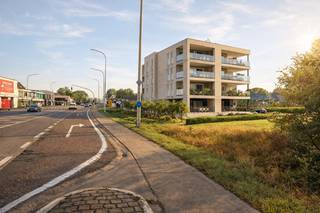 In residentie "Domus Unitas", op wandelafstand van het centrum van Halen, verkopen wij 12 hoogwaardige appartementen langs de Staatsbaan-Mosstraat. De appartementen hebben een bewoonbare oppervlakte van 95 tot 103m² en hebben 1 of 2 slaapkamers. Op het gelijkvloers is er voldoende parkeergelegenheid voor auto’s en fietsen. De prachtige aangelegde onderhoudsvriendelijke landschapstuin vormt een oase van rust.<br /><br /><span><strong>Appartement 1.11 : appartement op eerste verdieping</strong></span><br />-Bewoonbare oppervlakte : 103,34m²<br />-Mooie ruime living met open keuken<br />-Badkamer, aparte WC <br />-2 slaapkamers<br />-Zeer ruim terras: 29,99m²<br />-Berging<br />-Fietsenstalling bovengronds: 3 eenheden inbegrepen <br />-Parkeerplaats bovengronds<br /><br />Vermelde prijs is exclusief parkeerplaats, registratierechten, btw en notariskosten.<br /><br />De appartementen zijn energiezuinig ( zonnepanelen / warmtepomp), comfortabel en praktisch ingericht met de focus op kwaliteit en esthetiek. Het project onderscheidt zich door een frisse, hedendaagse architectuur en de keuze voor duurzame, onderhoudsvriendelijke materialen. Vanop de meeste terrassen geniet je van een open uitzicht over de omliggende groene akkers. Dankzij deze locatie geniet je van het beste van twee werelden: de rustige charme van het centrum én een vlotte verbinding met de autosnelweg en winkelstad Hasselt.<br /><br />Wandelen of fietsen naar de bakker, supermarkt of andere voorzieningen? In Halen kan het allemaal. Met een ruim aanbod aan winkels, diensten en ontspanningsmogelijkheden heb je de auto eigenlijk niet meer nodig.<br /><br />Contacteer ons voor meer informatie over het beschikbaar aanbod. Wij helpen je graag op zoek naar jouw droomappartement. Wij ontzorgen je ook voor de verkoop van je huidige woning! Voor meer uitleg helpen we je graag verder.<br /><br />Getoonde renders en plannen zijn indicatief.