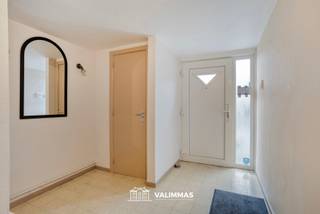 VALIMMAS verkoopt deze welgelegen en energiezuinige driegevelwoning met garage, parking en mooie tuin.... Het gelijkvloers, op het straatniveau,...