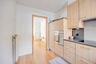 <p>Ruim gelijkvloers appartement met buitenruimte in Willebroek.</p><p><br /></p><p>Dit gerenoveerde gelijkvloers appartement in Willebroek combineert ruime leefruimtes, een praktische indeling en een grote koer/terras die een absolute troef vormt.<strong> </strong>Hier geniet je in alle rust van de buitenlucht, met voldoende ruimte om te ontspannen, te tafelen of gezellig te vertoeven.</p><p>Binnen werd het appartement vernieuwd met oog voor kwaliteit en comfort. Zo ligt er in de leefruimtes een nieuwe hoogkwalitatieve parketvloer, die zorgt voor een warme en stijlvolle uitstraling. De ruime woonkamer geniet van veel lichtinval en sluit aan op de praktische keuken en leefruimte. Met twee volwaardige slaapkamers biedt het appartement bovendien alle comfort voor een gezin, koppel of wie extra ruimte wenst.</p><p>De centrale ligging nabij scholen, openbaar vervoer, een park en het treinstation maakt dit appartement extra aantrekkelijk. Dankzij het EPC-label B geniet je bovendien van een energiezuiniger wooncomfort.</p><p><br /></p><p>Belangrijkste ruimtes:</p><p>• Ruime woonkamer met veel lichtinval</p><p>• Praktische keuken met aansluitende leefruimte</p><p>• Twee volwaardige slaapkamers</p><p>• Buitenruimte om te genieten van frisse lucht en ontspanning</p><p><br /></p><p>Troeven:</p><p>• Ruim gelijkvloers appartement met praktische indeling</p><p>• Gerenoveerd en instapklaar</p><p>• Centrale ligging nabij scholen, openbaar vervoer en station</p><p><br /></p><p>Neem vandaag nog contact op met je ERA-makelaar voor een bezoek.</p><p><br /></p><p>JOUW DROOMAPPARTEMENT. ZO GEVONDEN!</p>