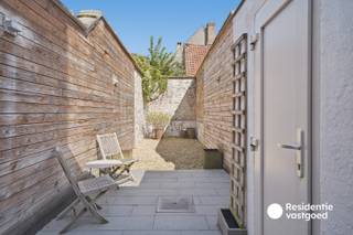 Charmante instapklare rijwoning met 3 slaapkamers, ruime stadskoer en EPC B in het gezellige Ezelstraatkwartier, midden in het historische centrum van Brugge met tal van winkels, horecazaken, scholen en dagelijkse voorzieningen op wandelafstand! Deze woning wordt uitsluitend aangeboden via het principe van huurkoop, waarbij u de woning eerst huurt met het oog op een latere aankoop. De concrete voorwaarden worden in onderling overleg vastgelegd.<br />Deze karaktervolle woning uit 1850 biedt ca. 129 m² bewoonbare oppervlakte op een perceel van 88 m² en werd doorheen de jaren zorgvuldig vernieuwd. De nutsvoorzieningen werden aangepakt, de gevel opnieuw gecementeerd en de woning recent volledig herschilderd. Met een EPC-score van 142 kWh/m² geniet u bovendien van energielabel B, zonder renovatieplicht.<br />Op het gelijkvloers bevinden zich een inkomhal, gastentoilet, eetplaats, ruime zithoek en ingerichte keuken. Achteraan ligt een aangename, oostgerichte stadskoer met bergruimte.<br />De verdiepingen omvatten drie slaapkamers, een ruime badkamer met ligbad, inloopdouche en dubbele lavabo en een praktische zolderruimte via vaste trap. <br />De vermelde prijs is een richtprijs. Elk bod hoger of lager dan de vermelde prijs wordt overgemaakt aan de eigenaar die zich het recht voorbehoudt om dit al dan niet te aanvaarden. Ref.BR00087