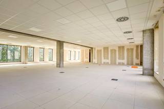 Roeselare - centrum : Kantoorruimte van 306m² bruto en terras op commerciële ligging<br />Kom en ontdek het prachtige R-Plaza, een recent kantorencomplex perfect gelegen tussen Kortrijk en Brugge, pal aan afrit E403. Hier vind je een levendig geheel met een Albert Heijn, een apotheek en een winkelcentrum. De locatie is moeiteloos bereikbaar, met aparte autostaanplaatsen en een eigen ingang.<br /><br />Dit veelzijdige complex, gelegen op 175A. De kantoorruimte van 306m² bruto kan gehuurd worden voor €3.094 per maand.<br /><br />Je hebt de vrijheid om de ruimte naar eigen wens in te richten. Toiletten en gemeenschappelijke ruimtes zijn reeds beschikbaar. Er is een lift en terras. De onroerende voorheffing en syndic wordt apart verrekend.<br />De autostaanplaatsen zijn beschikbaar voor verhuur tegen een tarief van €60 per maand.<br /><br />Waar wacht je nog op? Maak deel uit van deze bruisende omgeving en creëer je ideale werkplek bij R-Plaza!<br />Bel ons vrijblijvend op voor een bezoek en info. Wij begeleiden u graag met de glimlach op zoek naar uw droomwoning & commercieel pand. T. 051 62 40 40.
