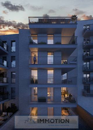 Zeer ruim appartement op de <strong>5de verdieping</strong>, indeling nog verder te bepalen volgens keuze van de koper. In het basisplan zijn er 3 slaapkamers waarvan een master met eigen dressing ruimte en badkamer. Er is een 2de badkamer met douche voor de 2 andere slaapkamers. Verder is er de woonruimte over de volledige breedte van het gebouw met een ruim terras, open keuken, eethoek en zithoek. De totale terras oppervlakte voor -en achter is 25,4 m2