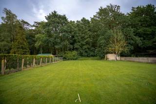 <span>Deze charmante woning is gelegen op een perceel van 1.106 m² met een perceelbreedte van ca. 18 meter, in het geliefde gehucht Schootsheide ("de Hei" in de volksmond) te Neeroeteren. De woning bevindt zich in een doodlopende straat en geniet van een uitzonderlijk rustige ligging met zicht op het achterliggende bos. Het is dan ook vooral deze unieke locatie die van deze eigendom een bijzonder interessante opportuniteit maakt.<br /><br />Hoewel de woning volledig te renoveren is, beschikt ze over een charmante voorgevel, een ruim perceel en tal van mogelijkheden om er een prachtige gezinswoning van te maken op een van de meest gegeerde woonlocaties van de omgeving.<br /><br /><strong>Indeling</strong><br />Op het gelijkvloers biedt de inkomhal toegang tot de ruime woonkamer, momenteel ingericht met een zit- en eethoek. Aansluitend bevindt zich een afzonderlijke eetkamer, gevolgd door de keuken. Achter de keuken bevinden zich de badkamer met toilet en aansluitingen voor wasmachine en droogkast, evenals een technische ruimte met de cv-installatie.<br /><br />De eerste verdieping beschikt over een ruime overloop die toegang geeft tot drie volwaardige slaapkamers. Via een vlizotrap is de zolderverdieping bereikbaar, die potentieel biedt voor het creëren van een extra slaapkamer, hobbyruimte of bureau.<br /><br />Daarnaast beschikt de woning nog over een kleine kelder onder de inkomhal.<br /><br /><strong>Buitenruimte</strong><br />De volledig omheinde, oostgerichte tuin vormt een groene en rustige buitenomgeving. Achteraan geniet u van een prachtig uitzicht op het omliggende bos, waardoor u zich midden in het groen waant. Verder bevindt zich op het perceel nog een afzonderlijk garagegebouw voor één voertuig.<br /><br /><strong>Karakter & potentieel</strong><br />Deze woning vraagt een grondige renovatie, maar biedt dankzij haar uitzonderlijke ligging, ruime perceel en charmante uitstraling een unieke kans voor wie op zoek is naar een renovatieproject op een toplocatie. Een eigendom waar rust, natuur en woonkwaliteit centraal staan.</span>