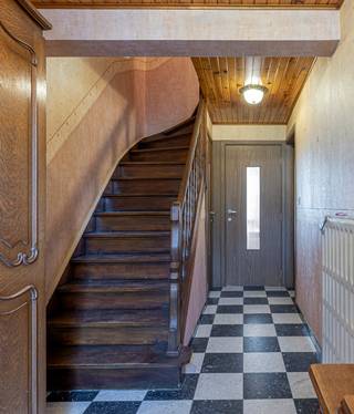 <p>Deze woning met 3 slaapkamers en tuin biedt een uitstekende opportuniteit voor wie op zoek is naar een renovatieproject met veel potentieel en een rustige ligging. Dankzij de praktische indeling en de aanwezige ruimtes vormt deze woning een ideale basis om volledig naar eigen smaak en wensen in te richten.</p><p></p><p>In de kelderverdieping bevinden zich verschillende compartimenten die perfect kunnen dienen als extra berging, werkruimte of hobbyruimte.</p><p></p><p>Op het gelijkvloers beschikt de woning over een ruime garage en een bureau of extra kamer, die rechtstreeks toegang biedt tot de tuin en daardoor ook geschikt is voor diverse doeleinden zoals praktijkruimte of thuiskantoor.</p><p>Op de eerste verdieping bevinden zich de woonkamer en de keuken, die via een trap directe toegang bieden tot de tuin. Deze indeling creëert een aangename verbinding tussen de leefruimte en de buitenomgeving. </p><p></p><p>Op de tweede verdieping leidt de nachthal naar een hoofdslaapkamer en een tweede kamer die momenteel kan dienen als kinderkamer of dressing en aansluit op de badkamer. Deze indeling biedt interessante mogelijkheden om de badkamer te vergroten en een ruime master bedroom te creëren.</p><p></p><p>De zolderverdieping kan verder worden ingericht als extra slaapkamer, bureau of polyvalente ruimte, afhankelijk van de behoeften van de toekomstige eigenaar. Buiten geniet je van een volledig omheinde tuin die rust en privacy biedt en uitkijkt op het omliggende groen, wat zorgt voor een aangename en ontspannen sfeer. Daarnaast is er een praktische buitenberging aanwezig.</p><p></p><p>Hoewel de woning grondige renovatiewerken vereist, biedt ze tegelijk een unieke kans om een karaktervolle woning te creëren op een mooie locatie. Met een EPC van 364 kWh/m² en niet conforme elektriciteit is renovatie aangewezen, maar dit opent de deur naar een energiezuinige en hedendaagse afwerking.</p><p></p><p>Deze woning is ideaal voor wie ruimte, potentieel en een groene omgeving weet te waarderen. Neem gerust contact op voor meer informatie of om een bezoek te plannen.</p>