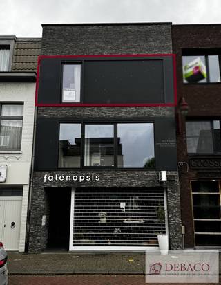 Ruim appartement met 2 slk op toplocatie in centrum Boechout!Het appartement bestaat uit een inkomhal, een ruime woonkamer, een keuken, een...