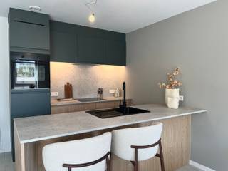 <p><span><strong>Reeds meer dan 60% verkocht!</strong></span><br /><br />Binnenkort van één van deze nieuwbouw appartementen uw thuis maken, midden in het centrum van Maldegem? Dit is de kans!<br /><br />Project Koffiebranderij bevindt zich in het bruisende centrum van Maldegem. Met alle faciliteiten op wandelafstand. Het project bestaat uit 23 appartementen en 4 penthouses. Langs de achterzijde kunt u genieten van een prachtig aangelegde binnentuin. Bovendien zijn de appartementen op het gelijkvloers voorzien van een privé tuintje.<br /><br /></p>
<p>Op de gelijkvloerse verdieping is er nog keuze uit <strong>1-2 slaapkamer appartementen</strong>. Op verdieping 1 en 2 zijn dit <strong>2 slaapkamer appartementen.</strong> <br />Deze zullen uiteraard aan alle hedendaagse energienormen voldoen. Ieder appartement is voorzien van GEOTHERMISCHE WARMTEPOMPEN, vloerverwarming met passieve koeling en ZONNEPANELEN. Het gebouw heeft een zuidgerichte oriëntatie waardoor je steeds kan genieten van het zonnetje vanop je terras of in je tuintje.<br /><br />Ondergronds zijn zowel parkeergarages, staanplaatsen als fietsenstalling terugvinden. Bovengronds wordt nog een extra fietsenberging voorzien met parkeerplaatsen.<br /><br /></p>
<p>Bij aankoop van een appartement is het mogelijk dit helemaal <span><strong>op maat en naar eigen smaak in de richten</strong></span>. U heeft nog de mogelijkheid de vloeren, keuken, badkamer, … zelf te kiezen bij de hiervoor aangeduide leveranciers.<br />Vloeren/keukens op de foto's zijn ter illustratie van reeds verkocht appartementen. <br /><br />Nieuwsgierig naar deze tijdloze bouw met grote raampartijen en ultiem comfort?<br /><br />Contacteer Bonne Vastgoed 7 op 7 voor meer info via 0468/104040 of info@bonnevastgoed.be</p>
