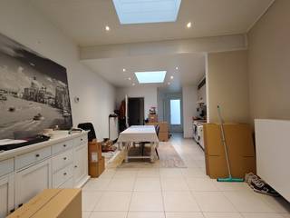 Bij het betreden van de woning komt u terecht in de living, die naadloos aansluit op de open keuken. Deze keuken is uitgerust met een dampkap...