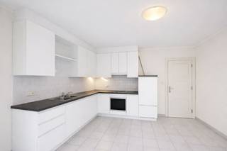 * Een heel ruim appartement met tal van mogelijkheden in het volle centrum van Meulebeke<br />* Gelegen in hartje Meulebeke, 1 straat van Meulebeke Plaats, scholen, openbaar vervoer en winkels<br />* Bouwjaar 1959 - Renovatiejaar 2000<br />* Verdiep 0 : inkomhal - ruime garage met automatische sectionale poort<br />* Verdiep 1 : inkomhal - living - keuken - wasruimte - badkamer - 3 slaapkamers - bergruimte - ruim zonnig terras<br />* Verdiep 2 : zolder waar er 3 extra slaapkamers kunnen ingericht worden (bereikbaar via uitschuiftrap in de inkomhal)<br />* Centrale verwarming op aardgas<br />* EPC 531 kWh / (m² jaar) UC 3568018 (LABEL F)<br />* Gvg/Wg/Gvv/Gvkr/Gmo<br />* Beschikbaar bij notariële akte