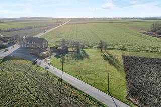 We Invest a le plaisir de vous proposer à la vente un véritable monument de la région de Burdinne: l’Auberge du Moheri.Le bâtiment se compose :-...