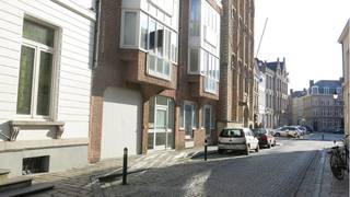 Ondergrondse AUTOSTANDPLAATS te huur in het centrum van Brugge.  Goed gelegen tussen het Jan van Eyckplein en het Sint-Jansplein.  **    **  Autostandplaats: breedte: 2,95 m  x  hoogte: 2,20 m  **  Afmetingen poort: breedte: 2,45 m  x  hoogte: 2,65 m  **    **  Beschikbaar  1 oktober 2026   **  ( kan wel vroeger vrij zijn! )