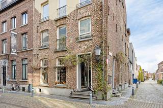 Welkom bij de unieke kans om eigenaar te worden van een prachtig handelsgelijkvloers in de bruisende Hepperstraat 6, gelegen in het historische...