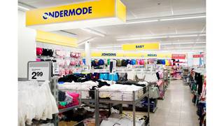 Bent u op zoek naar een rendabele investering? Dan is deze uitstekend gelegen opbrengsteigendom in de Stationsstraat 67 te Leopoldsburg zeker een bezoek waard. Het pand beschikt over een ruim handelsgelijkvloers met een oppervlakte van maar liefst 621 m². Op de verdieping bevinden zich momenteel kantoor- en sociale ruimtes, wat zorgt voor een functionele en veelzijdige indeling.<br /><strong>Een belangrijke troef is dat het gebouw momenteel verhuurd is aan de gerenommeerde retailketen Zeeman, wat garant staat voor een onmiddellijke huuropbrengst. De maandelijkse huurinkomst bedraagt € 3.285, waardoor dit pand een interessante opportuniteit vormt voor investeerders die op zoek zijn naar een stabiel rendement.</strong><br />Interesse of graag meer informatie? Contacteer ons via info@immodelestre.be of bel naar 054 33 62 52. Meer vastgoedaanbod vindt u op www.immodelestre.be.