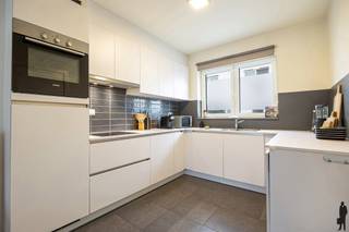 <strong>Modern duplex appartement met 3 slaapkamers en ondergrondse staanplaats</strong><br /><br /><strong>Ontdek dit modern en instapklaar duplex appartement, gebouwd in 2018 en gelegen in een recente residentie. Dankzij de hedendaagse afwerking, praktische indeling en energiezuinige kenmerken vormt dit appartement een ideale combinatie van comfort en functionaliteit.</strong><br /><br /><strong>De gelijkvloerse verdieping:</strong><br />• een inkomhal met vestiairemogelijkheden,<br />• een <strong>lichtrijke </strong>woonkamer met <strong>aangename </strong>leefruimte,<br />• een open keuken voorzien van hedendaags <strong>comfort</strong> en <strong>kwalitatieve </strong>toestellen,<br />• een praktische berging/wasruimte,<br />• een apart gastentoilet.<br /><br /><strong>De eerste verdieping:</strong><br />• een nachthal,<br />• drie volwaardige slaapkamers,<br />• een <strong>moderne</strong> badkamer met <strong>hedendaagse </strong>afwerking.<br /><br /><strong>Algemeen:</strong><br />• bouwjaar 2018,<br />• <strong>modern</strong> <strong>duplex </strong>appartement,<br />• EPB Label A (100.6) – <strong>energiezuinig </strong>wonen,<br />• elektriciteit <strong>conform </strong>tot bij akte,<br />• ondergrondse <strong>staanplaats optioneel aan te kopen aan €20.000,</strong><br />• <strong>recente</strong> residentie met <strong>hedendaags</strong> wooncomfort.<br /><br /><br /><strong>Een verzorgd en modern appartement dat comfort, ruimte en energiezuinig wonen combineert. Ideaal voor wie op zoek is naar een instapklare woonst in een recente omgeving.</strong><br /><br /><strong>Contacteer ons gerust voor meer informatie of een bezoek via 03 377 55 00 of waasland@deboerenpartners.be.</strong>