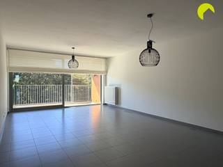 <p><span>Dit ruim en energiezuinig 3-slaapkamer appartement vinden we in een rustige omgeving nabij openbaar vervoer en dicht tegen Antwerpen.</span></p><p><span>Het appartement ligt op de 5</span><span><sup>e</sup></span><span> verdieping van een recent en goed onderhouden gebouw.</span></p><p><span> </span></p><p><span>Indeling:</span></p><p><span>We nemen de lift naar de 5</span><span><sup>e</sup></span><span> verdieping en komen binnen langs de inkomhal, hier is er een apart toilet voorzien met handenwasser alsook een handige bergruimte.<br />De hal is voldoende groot om nog een opbergkast te plaatsen voor de schoenen.</span></p><p><span>De leefruimte bevat zeer veel licht door het grote schuifraam dat uitgeeft op het eerste terras met zuidwest oriëntatie, het schuifraam is voorzien van een elektrisch rolgordijn.</span></p><p><span>De open keuken is volledig ingebouwd en zal voorzien worden van een nieuwe koelkast met vriesvak, voor de rest is de keuken uitgerust met een oven, microgolf, vaatwasser, kookplaat met dampkap en een spoelbak.</span></p><p><span> </span></p><p><span>In de nachthal vinden we de eerste badkamer terug, deze is voorzien van een ligbad, wastafel en toilet.</span></p><p><span>Aan de achterzijde van het gebouw vinden we de 3 slaapkamers terug, alle slaapkamers hebben toegang tot het achterste terras. De grote slaapkamer is voorzien van een ingemaakte dressinghoek.</span></p><p><span> </span></p><p><span>Aan het einde van de nachthal vinden we de douchekamer terug met wastafel. Verder is er nog een 2</span><span><sup>e</sup></span><span> berging voorzien met aansluiting voor wasmachine en droogkast.</span></p><p><span> </span></p><p><span>Ten slotte is er in de ondergrondse parkeergarage nog een aparte garagebox verplicht bij aan te huren voor €50.</span></p><p><span> </span></p><p><span>Vooraan het complex zijn er enkele stalplaatsen voorzien voor fietsen.</span></p><p><span> </span></p><p><span>Nuttige informatie:</span></p><ul><li><span>Beschikbaarheid: onmiddellijk</span></li><li><span>Gemeenschappelijke lasten: €160 (lift, syndicus, minuterie, …)</span></li><li><span>Huurwaarborg: 3 maanden</span></li><li><span>Plaatsbeschrijving €225 per partij</span></li><li><span>EPC label A</span></li></ul><p><span> </span></p><p><span> </span></p><p><span>Boek nu zelf ONLINE uw afspraak in. Surf naar het betreffende eigendom op onze website www.habicom.be en klik op de roze knop 'PLAN EEN BEZOEK'. </span></p><p><span>Kies het moment dat u het beste uitkomt, vul de gevraagde contactgegevens in en klik nadien op verzenden om te bevestigen.</span></p><p><span> </span></p><p><span> </span></p>
