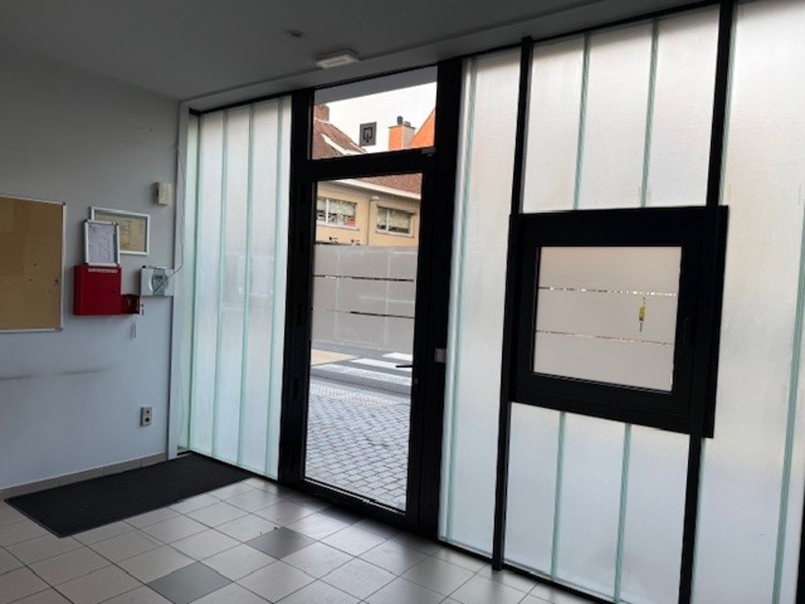 Ruime kantoor- of winkelruimte te huur – Centrum Mol - foto 2