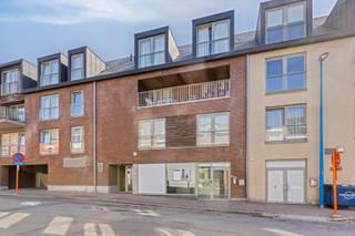  * Flexibele indeling dankzij verplaatsbare wanden * Moderne afwerking met airco, bekabeling en verlichting * Topligging in centrum Strombeek-Bever *...