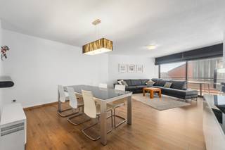 <p><strong>Blankenberge: Instapklaar appartement met ruim terras en zijdelings zeezicht te koop in Blankenberge!</strong></p>

<p>Op de 5e verdieping van de stijlvolle residentie &amp;quot;Bristol Palace&amp;quot; vinden we dit instapklaar appartement met ruim terras en 1 slaapkamer te koop. Deze is tevens uitstekend gelegen mooi centraal op de Zeedijk tussen Casino en jachthaven, vlakbij het centrum, de winkelstraat, station,...</p>

<p><strong>Indeling:</strong> Inkomhal met ingebouwde kasten, ruime woonkamer, ruim terras met zicht op hinterland en zijdelings zeezicht, open keuken, slaapkamer, terras, badkamer en apart toilet.</p>

<p><strong>Troeven:</strong></p>

<ul><li>Gemeubeld en instapklaar.</li><li>Gemeenschappelijke fietsenberging.</li><li>6 slaapplaatsen.</li></ul>

<p>Meer informatie? Contacteer Maarten op het nummer 050 42 58 98.</p>