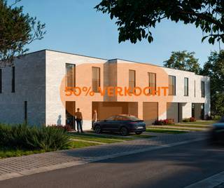 <p>Voor meer info of een bezoek, bel 054 69 39 37 - Op een<strong> toplocatie</strong> in <strong>Denderhoutem, </strong>bevindt zich deze halfopen bebouwing op een perceel van 5a 96ca. Binnen dit project zijn er<strong> twee halfopen bebouwingen en twee gesloten bebouwingen</strong> beschikbaar. De woning omvat een ruime inkomhal, waar ook het apart toilet voorzien is. Verder bereiken we de ruime en lichtrijke eet- en leefruimtes met <strong>open keuken. </strong>Op de eerste verdieping zijn er <strong>drie ruime slaapkamers</strong> aanwezig, een apart toilet en een ruime badkamer die voorzien is van zowel bad, douche en dubbele lavabo. Op deze bovenverdieping kan de indeling nog worden aangepast: open of gesloten bureauruimte, vergroten van de slaapkamers,… De halfopen bebouwing beschikt over een extra berging voor eventuele stockage van fietsen. <strong>De afwerking van de woningen (keuken, badkamer, vloeren) kan volledig naar eigen smaak worden gekozen! </strong><strong>Warmtepomp – Zonnepanelen – Vloerverwarming – Toplocatie!</strong></p>
<p><strong>*Prijzen vermeld in de advertentie betreft prijs excl. BTW en kosten.<br />**Mogelijkheid tot aankoop aan 6% BTW.</strong></p>