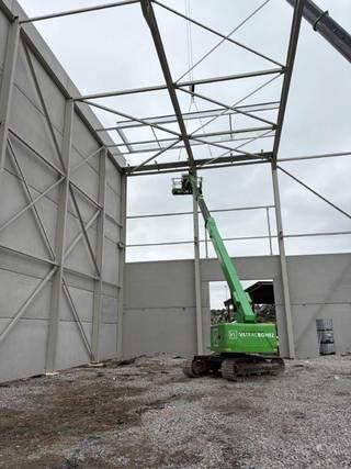 Deze ruime logistieke site in Harelbeke (kant Kortrijk) omvat 4069 m² magazijnruimte met mogelijkheid tot 1200 m² kantoorruimte. Dankzij de strategische ligging in de Kanaalstraat geniet het gebouw van een uitstekende bereikbaarheid en een vlotte aansluiting op belangrijke transportroutes (vlak naast E17), ideaal voor bedrijven die opslag of distributie combineren met een efficiënte kantoorwerking.<br /><br />Magazijnruimte (4069 m²)<br />- 2 laadkades voor efficiënte goederenbehandeling (laad- en los zone) <br />- Grote open ruimte geschikt voor diverse logistieke activiteiten<br />- Praktische indeling voor opslag, distributie of productie<br />- Mogelijkheid tot het plaatsen van rolbrug<br />- Vrije stapelhoogte van 11 meter<br /><br />1200 m² aanpalend kantoor beschikbaar (350 m² - 425 m² - 425 m²), optioneel kan er nog een aanpalende logistieke bedrijfshal bij gehuurd worden van 2765 m².<br /><br />Interesse? <br />Voor meer info contacteer Jasper: 0479/27 71 92 - Jasper@immopottelberg.be