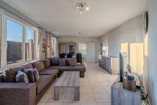 In hartje Meulebeke, op de 2e verdieping van residentie De Zon, hebben we dit instapklare appartement te koop. Dankzij de centrale ligging, op wandelafstand van de markt, winkels (Delhaize, Carrefour) en diverse handelszaken, geniet u hier van alle comfort binnen handbereik. <br /><br />Het appartement beschikt over een inkomhal met gastentoilet, lichtrijke leefruimte met aangrenzende keuken, nachthal, 2 slaapkamers en badkamer. Bovendien beschikt dit appartement over een autostaanplaats, wat een absolute troef is!<br />Het gunstige EPC-label B maakt het geheel nog aantrekkelijker!<br /><br />Op zoek naar een interessante investering of uw eerst eigen stek? Neem dan nu contact op met ons kantoor www.vlaemynck.be of 051/40 40 10.