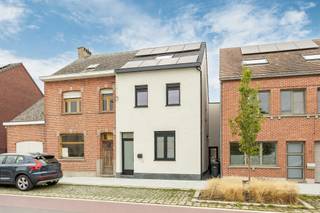 <p><span>Instapklare, gerenoveerde HOB met 4 slaapkamers, bureel en zonnige tuin in Hombeek</span></p><p><span>Deze prachtige woning werd in 2021 gerenoveerd en combineert hedendaags wooncomfort met een uitstekende energiezuinigheid. Dankzij de gunstige ligging vlak bij het dorpscentrum en een school, is dit de ideale thuisbasis voor gezinnen die comfort en bereikbaarheid belangrijk vinden.</span></p><p><span>Bij het binnenkomen word je meteen verwelkomd door de prachtige leefruimte met open keuken, waar licht, ruimte en gezelligheid centraal staan. </span></p><p><span>De woning beschikt over </span><span>4 volwaardige slaapkamers en een aparte bureauruimte</span><span>, die perfect kan dienen als thuiswerkplek of eventueel als vijfde slaapkamer. Daarnaast zijn er </span><span>2 badkamers</span><span> aanwezig: één uitgerust met een douche en één met een bad.</span></p><p><span>De grote, zuidwestgerichte tuin biedt volop mogelijkheden om te ontspannen, te genieten van de middag- en avondzon of gezellig te tafelen met familie en vrienden.</span></p><p><span>Op energetisch vlak scoort deze woning bijzonder goed met een </span><span>EPC-label A</span><span>. De 16 zonnepanelen in combinatie met een thuisbatterij zorgen mee voor een energiezuinig en toekomstgericht wooncomfort. Ook rolluiken dragen bij aan het dagelijkse comfort.</span></p><p><span>Extra bergruimte vind je in de kelder en de praktische wasruimte.</span></p><p><span>Troeven op een rijtje</span></p><ul><li><span>Instapklare woning</span></li><li><span>Goede ligging </span></li><li><span>4 slaapkamers + bureel (of 5de slaapkamer)</span></li><li><span>Prachtige leefruimte met open keuken</span></li><li><span>2 badkamers</span></li><li><span>Grote, zuidwestgerichte tuin</span></li><li><span>EPC-label A + 16 zonnepanelen met thuisbatterij</span></li><li><span>Kelder en aparte wasruimte</span></li></ul><p><span>Kortom: een ruime, energiezuinige en instapklare gezinswoning op een toplocatie in Hombeek. Een woning waar je je meteen thuis voelt!</span></p><p><span>Interesse? Plan een bezoek en ontdek zelf de vele troeven van deze mooie woning.</span></p><p><span>Sven@home4you.be</span></p><p><span> </span></p>