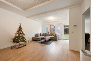 Bent u op zoek naar een investeringspand met meerdere woonruimtes op een gunstige locatie in Sint-Niklaas? Dan is dit gebouw zeker het bekijken...