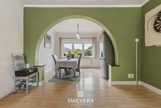 Voor meer info en foto’s, surf naar www.swevers.be – Instapklare rijwoning met veel lichtinval, ruime kamers en een rustige maar centrale ligging in Hasselt. Deze verzorgde woning werd gebouwd in 1959 en onderging tot 2020 meerdere renovaties, waardoor ze vandaag volledig instapklaar is. Met een bewoonbare oppervlakte van 156 m² biedt deze woning een comfortabele en praktische indeling over meerdere verdiepingen. Bovendien werden in 2018 het dak, de ramen en deuren vernieuwd en geniet de woning van een gunstig EPC-label C. Op het gelijkvloers bevinden zich een ruime inkomhal, een inpandige garage van 21 m², een technische ruimte/berging en een eerste badkamer. Vanuit deze verdieping heeft u rechtstreeks toegang tot het terras en de westgerichte tuin. Op de eerste verdieping geniet u van een lichtrijke leefruimte van circa 34 m² en een vernieuwde, praktische keuken. Daarnaast is er een apart gastentoilet aanwezig. De tweede verdieping telt twee ruime slaapkamers van ongeveer 15 m² en 11 m² en een tweede badkamer. Ook is er een zolder van 13 m², ideaal als extra bergruimte. Buiten geniet u van een perceel van 2a 59ca met een gezellige westgerichte tuin waar u volop kan genieten van de namiddag- en avondzon. De woning ligt bovendien bijzonder gunstig, vlak bij winkels, scholen, openbaar vervoer en het Kapermolenpark. Ook de grote ring en autosnelweg zijn vlot bereikbaar. Voor meer informatie, bel 011 255 155. Bron bewoonbare oppervlakte: EPC – verslag.