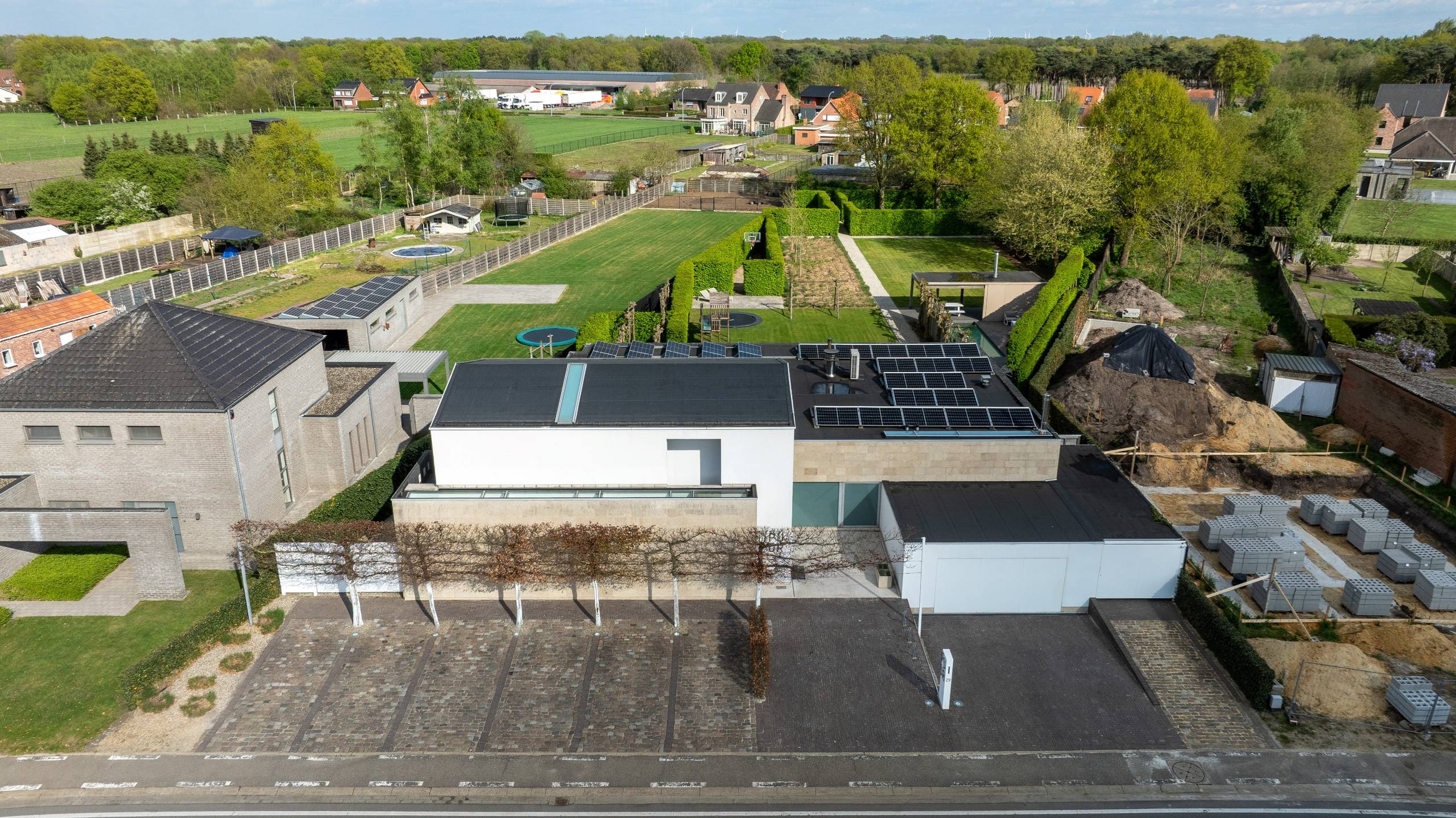 Strakke villa met buitenzwembad, wellness en kantoor/praktijk op 3.140 m² te Dessel - foto 4