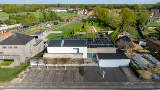 Magnifique villa moderne (construite en 2001) avec bureaux/cabinet ou espace de vie supplémentaire sur un magnifique terrain de 3 140 m², située à proximité du centre de Dessel. Cette villa est finie avec des matériaux de haute qualité, bénéficie d'une énorme luminosité et a en outre un excellent score EPC de 137 kWh/m²/an (label B). La propriété comprend de très beaux espaces de vie ouverts avec une cuisine exclusive, un espace bien-être complet, une cave à vin, 3 chambres, 2 salles de bains, un grand garage, une aile séparée actuellement utilisée comme cabinet, mais pouvant parfaitement être transformée en gîte, bureaux ou espace de vie supplémentaire,... très beau jardin avec piscine extérieure et poolhouse.<br /><br />Rez-de-chaussée:<br />Par un hall d'entrée élégant avec vestiaire et WC invités, vous accédez à la villa. Les grandes portes pivotantes vous mènent vers l'imposant salon avec de hauts plafonds (3m) et une cheminée chaleureuse entre la salle à manger et le coin salon. La cuisine moderne avec un design minimaliste et un plan de travail en pierre naturelle est équipée de tout le confort avec notamment une cuisinière AGA avec 4 fours. La cuisine est en contact direct avec les autres espaces de vie. Vous trouverez ici un coin salon chaleureux avec un bureau attenant en parquet, qui peut être entièrement fermé du salon. Les grandes baies vitrées à l'arrière de cette villa apportent une énorme luminosité. Vous avez un accès direct des espaces de vie à la terrasse couverte à l'arrière. De là, vous pourrez profiter de la vue sur votre magnifique jardin aménagé. <br />L'entrée secondaire donne accès à la partie pratique de la villa. Vous y trouverez un mur d'armoires encastrées, une salle de bains avec une grande douche à l'italienne et des toilettes. Par le hall, vous accédez au double garage avec porte électrique.<br />La partie cabinet dispose d'un hall d'entrée séparé avec une salle d'attente et un espace d'accueil. On y trouve 3 salles de traitement/bureaux entièrement équipés et une salle de fitness/polyvalente spacieuse.<br /><br />Premier étage:<br />Par le hall d'escalier, vous accédez au premier étage avec 3 chambres, dont 2 chambres d'enfants et une grande chambre principale avec dressing attenant. L'étage est entièrement équipé de parquet massif. La salle de bains est équipée de travertin et de marbre de Carrare, d'une baignoire Philippe Starck et de robinets Vola. La douche à l'italienne a récemment été rénovée.<br /><br />Sous-sol/Espace bien-être:<br />Le sous-sol entièrement aménagé est aménagé en un espace bien-être privé exclusif. On y trouve notamment un jacuzzi, un hammam, un sauna de luxe avec bassin d'immersion, un bain de pierres, des bains alternés et des bancs chauffants avec chromothérapie. Il y a aussi 2 douches extérieures. Tout le sous-sol, y compris la buanderie, est fini avec un sol en pierre naturelle de granit. Le choix a été fait pour des robinets de la marque exclusive Dornbracht. À côté de l'espace bien-être se trouvent 3 pièces supplémentaires qui peuvent être utilisées de manière polyvalente. L'espace bien-être a été nominé pour le "Plus beau sauna privé de Flandre" par Knack-Wellness.<br /><br />Jardin:<br />Le terrain est entièrement clôturé et aménagé avec une grande terrasse et une piscine chauffée avec poolhouse, équipé d'un WC et d'une douche. Le parement de la façade est en pierre de Massangis. L'orientation sud-est offre un ensoleillement optimal, et le jardin avant offre un espace de stationnement pour 7 voitures, en plus du garage.<br /><br />Détails:<br />- Maison idéale pour le travail à domicile, une famille ou un couple qui veut profiter de tout le confort luxueux.<br />- Finition