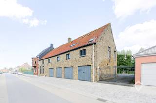 Bent u op zoek naar een ideale gezinswoning in het pittoreske Moere (Gistel)? Deze ruime woning met maar liefst 5 slaapkamers biedt alles wat u nodig heeft voor een comfortabel leven. Met een perceeloppervlakte van 1801 m² en een bewoonbare oppervlakte van 368 m², is er voldoende ruimte om uw dromen waar te maken.<br /><br />Deze woning bestaat uit: inkomhal - living - keuken - 2 kelders - toilet - berging - wasplaats - polyvalente ruimte - bureauruimte - nachthal - 5 slaapkamers - badkamer - toilet - geïsoleerde zolder - 5 garages - opslagruimte met zoldering - terras - diepe tuin met landelijk uitzicht - diverse bijgebouwen.<br /><br />Deze eigendom is zowel geschikt voor een particulier met een hobby als voor een zelfstandige door de vele opbergruimten en mogelijkheden, het kan ook dienst doen als kangoeroewoning. <br /><br />Gelegen in het rustige Moere, biedt deze woning de perfecte mix van landelijke charme en nabijheid van stedelijke voorzieningen. Scholen, winkels en recreatiemogelijkheden zijn allemaal in de buurt, waardoor dit een ideale plek is voor gezinnen.<br /><br />Mis deze unieke kans niet om een prachtige woning in Gistel te verwerven. Neem contact met ons op voor meer informatie of om een bezichtiging te plannen, voor deze woning gelegen op 5 min van de E40!