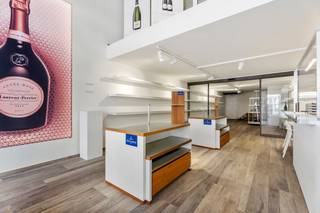 Deze prachtige, ruime handelsruimte bevindt zich in een recent nieuwbouwcomplex op een gunstige ligging in het centrum van Knokke.Het pand is als...