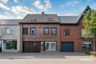 Ruime rijwoning met 4 slaapkamers, polyvalente ruimte, garage en zonnig terras.STARTPRIJS: Elk bod boven deze startprijs, wordt voorgelegd aan de eigenaars, die al dan niet kunnen in gaan op dit aanbod.Bent u op zoek naar een woning met ruimte, flexibiliteit en tal van mogelijkheden? Dan is deze verzorgde rijwoning beslist een bezoekje waard!Op het gelijkvloers vindt u een multifunctionele ruimte, die dienst kan doen als bureel- of hobbyruimte of extra slaapkamer.Dankzij de aanwezige kitchenette en sanitair is deze verdieping ook ideaal voor een inwonend familielid, zelfstandige activiteit of als aparte woonunit. Daarnaast beschikt de woning over een ruime garage met rechtstreekse toegang tot de gezellige koer en buitenberging/werkplaats.De eerste verdieping biedt een lichtrijke leefruimte met een ingerichte keuken met directe aansluiting tot het zonneterras, badkamer en praktische wasruimte.Op de 2de verdieping bevinden zich 4 volwaardige slaapkamers en een opbergzolder.Elektriciteit is conform gekeurd!Deze woning biedt heel veel mogelijkheden, ideaal als investeringspand, grote gezinnen of voor iemand die wonen en werken wil combineren!Voor meer informatie contacteer Regine: 0493 112 050 - regine@correctvastgoed.be👉 Online schattingstool: https://www.correctvastgoed.be/schatting