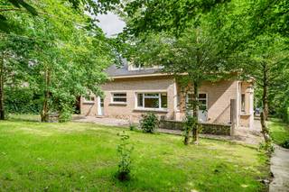 TERVUREN - Quartier Hoogvorst - Villa 4 chambres de +/- 257m² (selon le PEB) sise sur un terrain de 1420m². Elle se compose comme suit: Au RDC:...