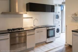 Ruim en licht éénslaapkamer van 88m² appartement te huur in Mortsel: <br />Het appartement heeft een kelderberging en een open staanplaats die mee in deze prijs zit en er is een gezamenlijke groene zone voor de bewoners van de blok. Inclusief een private kelderberging van +/- 6m²<br /><br />Het appartement bevindt zich op de 1e verdieping (geen lift aanwezig). <br />Je komt binnen via een kleine inkomhal, waarna je meteen in de grote open leefruimte uitkomt. De woonkamer loopt mooi over in de keuken.<br />Aan de zuidelijke achterzijde vind je een terrasje (1,5m²) en de badkamer met daarachter de ruime slaapkamer. Dit centraal gelegen appartement heeft openbaar vervoer en supermarkt bijna vlak voor de deur. <br />EPC: C(onder voorbehoud)<br /><br />De leefruimte bevat reeds een TV-meubel en de keuken is uitgerust met een koelkast, diepvries, oven, gasvuur en wastafel. De badkamer heeft een wastafel, toilet en bad met douche. <br /><br />De centrale verwarming is individueel op aardgas. De vaste kosten zijn laag (€ 100 per maand, waterverbruik incl) en er is een externe syndicus voor het gebouw. <br /><br />Dit is een ideaal en verzorgd startersappartement voor een alleenstaande of een jong koppel en het is gelegen op een locatie met een groen uitzicht aan de overzijde. Het centrum van Mortsel op wandelafstand en er is ook een goede verbinding naar de Prins Boudewijnlaan en de ring rond Antwerpen en via het rond punt te Wommelgem kan men de autostrade op. Ook voor studenten aan UAntwerpen die op campus groenenborger, middelheim of drie eiken studeren, kan dit een leuke optie zijn! <br /><br />Voor interesse/bezichtiging, - bezoeken worden ingepland vanaf juni. <br />Graag whatsapp berichtje naar +32498.27.20.41 of een mailtje naar lejaeghere.jana@hotmail.com