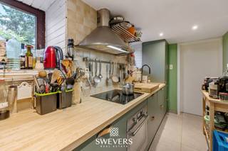 Voor meer info en foto’s, surf naar www.swevers.be. In het landelijke Gingelom, op een ruim perceel van 1.470 m² met open zichten, ligt deze halfopen woning met authentieke charme en renovatiepotentieel. De woning dateert van 1850 en biedt een bewoonbare oppervlakte van 136 m², verdeeld over twee bouwlagen. Hier woont u rustig, met de mogelijkheid om het geheel naar eigen smaak op te frissen en in te richten.<br />Op het gelijkvloers bevindt zich een lichtrijke leefruimte van 26,13 m² met plaats voor een zit- en eethoek. Grote raampartijen zorgen voor aangenaam daglicht en een mooie connectie met de tuin. Aansluitend ligt de compacte keuken van 9,75 m², met toegang tot de achterliggende buitenruimte. Op de verdieping vindt u één ruime slaapkamer van 21,46 m² en een badkamer. De indeling is praktisch en vormt een goede basis voor modernisering. Daarnaast is er een kelder van 12 m², ideaal als extra bergruimte.<br />De oostelijk georiënteerde tuin biedt ochtendzon en tal van mogelijkheden voor tuinliefhebbers of het creëren van een gezellig terras. Dankzij de halfopen bebouwing geniet u van extra lichtinval en een ruimtelijk gevoel.<br />De ligging is praktisch met scholen op 450 m, openbaar vervoer op 300 m, winkels op 500 m en een vlotte verbinding naar de snelweg op 11 km. Een woning met karakter en toekomstmogelijkheden op een rustige locatie. Voor meer informatie, bel 011 255 155. Bron bewoonbare oppervlakte: EPC – verslag.
