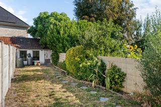 SCHRIJF JE IN VOOR DE BEZOEKDAG VIA ONZE WEBSITE!<br /><br />Recent gerenoveerde en instapklare woning met 115 m² bewoonbare oppervlakte op een perceel van 164 m². Oorspronkelijk gebouwd in 1930, maar van dat bouwjaar merk je binnen weinig: dak, isolatie, elektriciteit en badkamer werden vernieuwd, velux-ramen en lichtkoepels brengen extra daglicht binnen en alle nutsleidingen zijn modern. Het domoticasysteem werd opnieuw geprogrammeerd, met een logischere indeling van lichtcircuits en stopcontacten. Resultaat: EPC-label B (200 kWh/m²/jaar) en een conforme elektrische keuring, geen renovatieverplichting.<br /><br />INDELING<br />Gelijkvloers: inkomhal, leefruimte, keuken en eetplaats met aansluiting op de tuin, plus een volwaardige kelder. Achteraan een aangelegde tuin met aparte tuinberging.<br />Eerste verdieping: nachthal, twee slaapkamers en de vernieuwde badkamer.<br />Tweede verdieping: ruime zolder via valtrap, met verlichting en stopcontact, potentieel als extra slaapkamer of bureau.<br /><br />TROEVEN:<br />-Recent gerenoveerd: dak, isolatie, elektriciteit, badkamer<br />-EPC B — geen renovatieverplichting<br />-Elektrische keuring conform<br />-Kelder én aparte tuinberging<br />-Asbestveilig attest, blanco bodemattest<br />-Niet overstromingsgevoelig (G- en P-score A)<br />-Woongebied, KI € 379<br />-Centraal in Lokeren: winkels, scholen, station en E17 vlot bereikbaar<br /><br />Bezoek inplannen? Contacteer Sam Van den Broeck — 0475 22 23 22 of sam@woonvast.be.