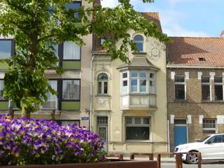 <ul>
	<li>uiterst commercieel gelegen handelsgelijkvloers</li>
	<li>in het volle centrum langs grote invalsweg</li>
	<li>grote zichtbaarheid</li>
	<li>met parkeergelegenheid voor de deur</li>
	<li>vlotte bereikbaarheid te voet, met de fiets, de auto en het openbaar vervoer</li>
</ul>
 

<ul>
	<li>momenteel ingericht als dokterspraktijk maar kan uiteraard gebruikt en/of verbouwd worden tot iets anders</li>
	<li>omvattende heden een ontvangstbalie, wachtzaal, toilet, verschillende consultatieruimtes, keuken, tuin met terras en bunker</li>
</ul>