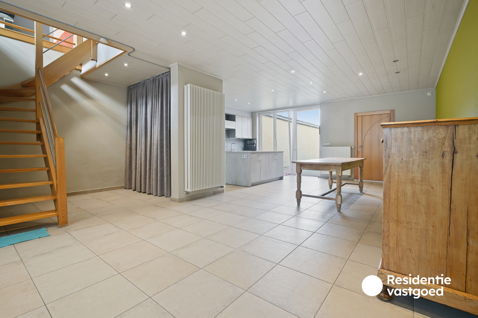 Veelzijdig eigendom met handelsruimte, ruime woning en bouwgrond in centrum Merkem! - foto 4