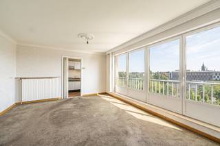 - Appartement spacieux de 3 chambres avec grand hall d'entrée, salon, cuisine séparée, salle de bain avec baignoire, dressing et WC séparé<br />- Terrasse ensoleillée<br />- Belle vue depuis le quatrième étage<br />- Emplacement idéal : 49, avenue des Tulipes, Ypres<br />- Débarras extérieur<br />- Garage spacieux avec porte sectionnelle électrique, inclus dans le prix<br />- PEB avantageux : 125 kWh/m²/an<br />- Pas d'obligation de rénovation<br />- Électricité conforme<br />- Amiante sécurisé<br />- Local à vélos disponible<br />- Prix indicatif : 199.000 € (garage inclus)