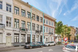Vergunde opbrengsteigendom met 4 appartementen<br /><br />Interessante vergunde opbrengsteigendom, bestaande uit 4 afzonderlijke appartementen, gelegen in de Goudbloemstraat te Antwerpen. De Goudbloemstraat is een centrale en gegeerde locatie met een vlotte verbinding naar het stadscentrum, het Centraal Station, openbaar vervoer, winkels en diverse voorzieningen. De straat wordt gekenmerkt door historische bebouwing en meergezinswoningen.<br /><br />Het gebouw omvat vier verhuurde appartementen, waardoor het pand een stabiele huuropbrengst genereert. Alle appartementen zijn momenteel verhuurd.<br /><br />Indeling en oppervlaktes<br />Gelijkvloers: ca. 40 m² – huurprijs € 700/maand<br />1ste verdieping: ca. 39 m² – huurprijs € 607,36/maand<br />2de verdieping: ca. 38 m² – huurprijs € 630,41/maand<br />3de verdieping: ca. 48 m² – huurprijs € 655/maand<br /><br />Huuropbrengsten<br />De huidige maandelijkse huurinkomsten bedragen: € 2.592,77 per maand. Dit geeft een totale jaarlijkse huurinkomst van € 31.113,24 per jaar<br /><br />Een interessante investering voor wie op zoek is naar een verhuurd pand met meerdere afzonderlijke woonunits en een directe huuropbrengst.