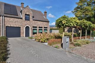 <p><span>Bent u op zoek naar een verzorgde, energiezuinige woning met drie slaapkamers in een kindvriendelijke wijk? <br /></span><span>Deze halfopen bebouwing in een rustige wijk op wandelafstand van de dorpskern van het gezellige Haasdonk combineert lichtrijke ruimtes met een praktische indeling. <br />De woning genoot reeds verschillende renovaties waaronder vernieuwde ramen, recente dakisolatie, zonnepanelen met thuisbatterij, vernieuwde keuken en badkamer. Met een EPC-label B geniet deze woning daarom heel wat hedendaags wooncomfort.<br /><br /></span><span>Op het <strong>gelijkvloers </strong>bereikt u via de inkomhal een apart toilet, een ruime leefruimte met een open keuken voorzien van een eiland in composiet en kwalitatieve toestellen. Zowel vanuit de living als de keuken hebt u toegang tot de fraai aangelegde tuin.<br /></span><span>Verder is er een inpandige garage-berging met voorziening wasmachine en alle technieken.<br /><br /></span><span>Op de <strong>eerste verdieping </strong>is er een nachthal voorzien van inbouwkasten. De hal geeft toegang tot drie volwaardige slaapkamers van respectievelijk 18,1 m², 12,9 m² en 18 m². De kleinste slaapkamer is tevens voorzien van inbouwkasten.<br /></span><span>De ruime vernieuwde badkamer beschikt over een ruime inloopregendouche, een ligbad met handdouche, een badkamermeubel met lavabo, spiegelkasten en een toilet.<br /><br /></span><span>Via een uitschuifbare trap bereikt u de <strong>zolderverdieping </strong>van ca. 35 m² welke bijkomende opbergmogelijkheden biedt.<br /><br /></span><span>Deze woning onderscheidt zich door haar uiterst rustige ligging, fraaie buitenruimtes, lichtrijke leefruimte met open kwalitatief uitgeruste keuken, inpandige garage en zéér gunstige energiescore. Een interessante combinatie van rust, ruimte en een praktische indeling.<br /><br /></span><span>Kom deze woning persoonlijk ontdekken en contacteer ons voor bijkomende informatie en/of een bezoek via </span><span>verkoop@homevast.be</span><span> of tel. 03 344 77 44.</span></p>