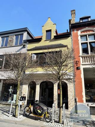 Toffe bovenwoning - volledig gerenoveerd. Knappe woonkamer met een ruime zithoek langs de kant van de straat. Gezellige open keuken langs de...