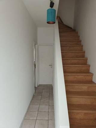 Instapklare woning met 3 slaapkamers, garage en zonnepanelen in centrum Tienen<br /><br />Op zoek naar een instapklare woning op een centrale en praktische ligging? Deze verzorgde woning in het centrum van Tienen combineert comfort met een uitstekende bereikbaarheid.<br /><br />De woning beschikt over 3 slaapkamers en een ruime living met aangename leefruimte. De volledig geïnstalleerde keuken is uitgerust met een gasfornuis, oven en ingebouwde microgolfoven.<br /><br />Verder is er een badkamer met douche, een apart toilet op het gelijkvloers en een extra ruimte die naar wens kan worden ingericht als dressing of berging.<br /><br />De woning beschikt over 8 zonnepanelen en heeft een EPC-score B, wat een mooie troef is op het vlak van energiezuinigheid.<br /><br />Een grote troef is de centrale ligging. Op wandelafstand bevinden zich scholen, het gemeentehuis, banken, supermarkten en de wekelijkse markt. Alles wat je dagelijks nodig hebt, bevindt zich dus vlakbij.<br /><br />Mobiliteit is ook een plus punt. Het station ligt op minder dan 2km, met goede regelmatige verbindingen. Een bushalte ligt op 200m. Neem je liever de wagen dan kan je de E40 nemen dat op 4.7km ligt.<br /><br />De woning beschikt bovendien over een aparte garage, een terras, een tweede terras achter de garage en een bescheiden tuin.<br /><br />Troeven op een rij:<br /><br />- Instapklare woning<br />- 3 slaapkamers<br />- Ruime living<br />- Volledig geïnstalleerde keuken<br />- Gasfornuis, oven en ingebouwde microgolfoven<br />- Badkamer met douche<br />- WC op het gelijkvloers<br />- Extra ruimte als dressing of berging<br />- 8 zonnepanelen<br />- EPC-score B<br />- Aparte garage<br />- 2 terrassen<br />- Bescheiden tuin<br />- Zeer centrale ligging in Tienen<br />- Scholen, winkels, banken, gemeentehuis en markt op wandelafstand<br /><br />Een ideale woning voor wie comfortabel, energiezuinig en centraal wil wonen in Tienen.