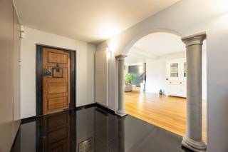 Maison de campagne parfaitement entretenue et prête à l'emploi au bord du canal Schoten. * Rez-de-chaussée : hall d'entrée en pierre naturelle avec...