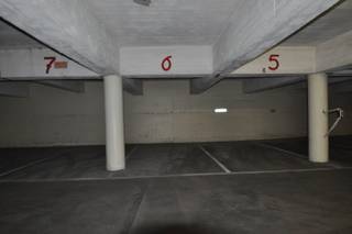 Emplacement très bien situé à Duinbergen. Cet emplacement (numéro 6) est facilement accessible et idéalement situé près de la plage d'Albert. Dimensions : 2m50 x 5m80. <br />Intéressé par cet emplacement de parking ? Contactez-nous dès aujourd'hui pour plus d'infos ou pour une visite.<br />Ref : G745