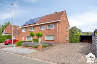 Bent u op zoek naar een verzorgde, instapklare woning op een rustige locatie? Dan is deze halfopen bebouwing aan de Eikstraat 9 in Lommel absoluut een bezoek waard.<br />De woning is gelegen in een aangename, doodlopende straat waar rust en wooncomfort centraal staan. Dankzij deze rustige ligging geniet u dagelijks van een beperkte verkeersdrukte, terwijl winkels, scholen, openbaar vervoer en het centrum van Lommel vlot bereikbaar blijven. <br /><strong>Troeven op een rij:</strong>
<ul><li>Instapklare woning</li><li>Rustige ligging in een doodlopende straat</li><li>3 slaapkamers</li><li>Kelder en zolder aanwezig</li><li>Overdekt terras</li><li>Vlotte verbinding naar centrum, scholen en winkels</li><li>Cv op gas</li><li>Voorzien van vliegenramen </li><li>Vernieuwde PVC ramen (2025)</li><li>EPC C = geen renovatieverplichting</li></ul>
<strong>Indeling:</strong><br />Gelijkvloers: inkomhal, leefruimte, keuken, badkamer, apart toilet, berging, toegang kelder<br />Verdieping: 3 slaapkamers, toegang zolder<br /><br />Kortom, deze woning combineert rust, comfort en functionaliteit op een uitstekende locatie in Lommel. <br />Ontdek zelf de charme en het wooncomfort van deze instapklare woning en plan vandaag nog uw bezoek.