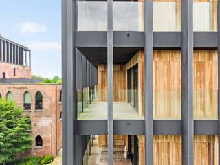 Op de derde verdieping van Waterhuys, binnen de gerenommeerde Kanaalsite van Axel Vervoordt, bevindt zich dit luxueuze appartement van ca. 235 m² met een indrukwekkend terras van ca. 72 m². Architectuur, rust, licht en verfijning komen hier samen in een uitzonderlijke woonomgeving aan het water.<br /><br />Indeling:<br />De royale leefruimte geniet van brede glaspartijen, warme parketvloeren en een directe connectie met het terras. Vanuit de woonkamer en buitenruimte is er zicht op het water.<br /><br />Aansluitend bevindt zich de luxueuze keuken met donker kamerhoog maatwerk, een royaal natuurstenen eiland, geïntegreerde toestellen en subtiele verlichting. Naast de keuken is er een aparte bijkeuken/wasplaats met spoelzone en extra opbergruimte.<br /><br />Het terras vormt een echte verlenging van de leefruimte. Door de royale oppervlakte, houten afwerking en beschutte ligging voelt deze buitenruimte aan als een private loggia, met zicht op het water en de architecturale omgeving van Kanaal.<br /><br />De mastersuite is opgevat als een discrete private wing met ruime slaapkamer, dressing op maat en een serene badkamer met vrijstaand bad, inloopdouche en dubbele wastafel. Daarnaast is er een tweede volwaardige slaapvleugel met slaapkamer, dressing en eigen badkamer, ideaal als gastenverblijf of suite voor een inwonend kind.<br /><br />Bijzonderheden:<br />- Zicht op het water vanuit leefruimte en terras<br />- Luxueuze keuken met natuurstenen eiland<br />- Aparte bijkeuken/wasplaats<br />- Mastersuite met dressing en badkamer<br />- 2e slaapkamer met dressing en eigen badkamer<br />- 3 garageplaatsen verplicht bij aan te kopen aan € 25.000 per plaats